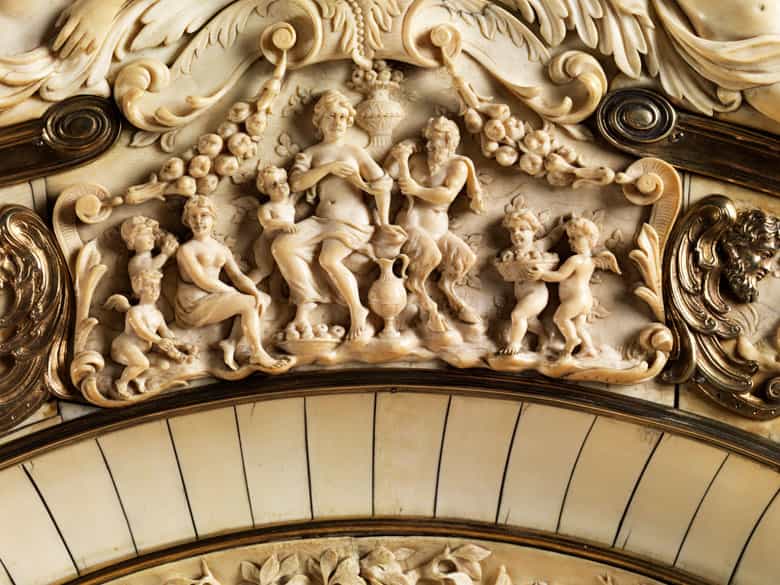 Detailabbildung: Prachtvolle große Schauplatte in Elfenbein mit vergoldeten Silberapplikationen
