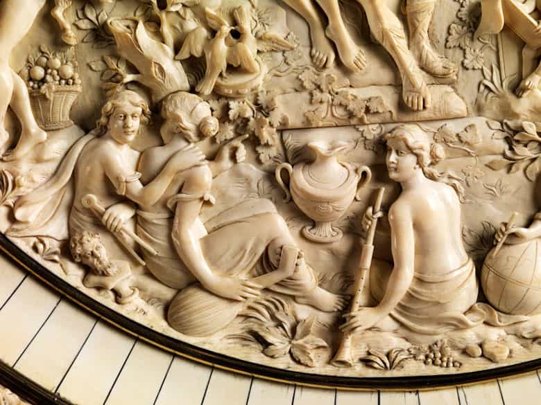 Detailabbildung: Prachtvolle große Schauplatte in Elfenbein mit vergoldeten Silberapplikationen