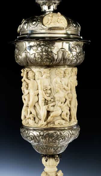 Detailabbildung: Monumentaler Elfenbeinpokal