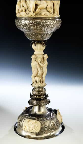 Detailabbildung: Monumentaler Elfenbeinpokal
