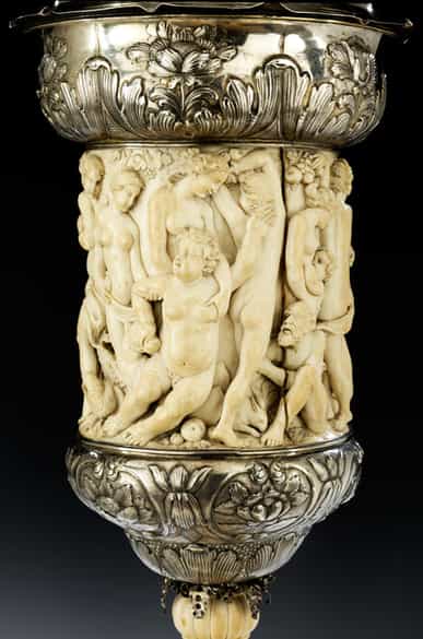 Detailabbildung: Monumentaler Elfenbeinpokal