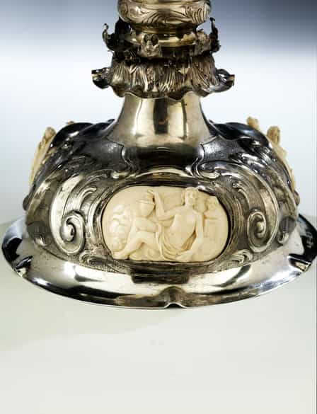 Detailabbildung: Monumentaler Elfenbeinpokal