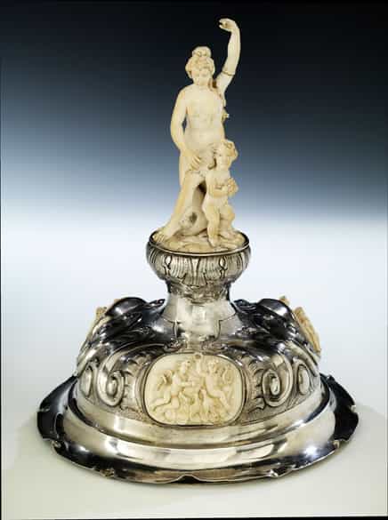 Detailabbildung: Monumentaler Elfenbeinpokal