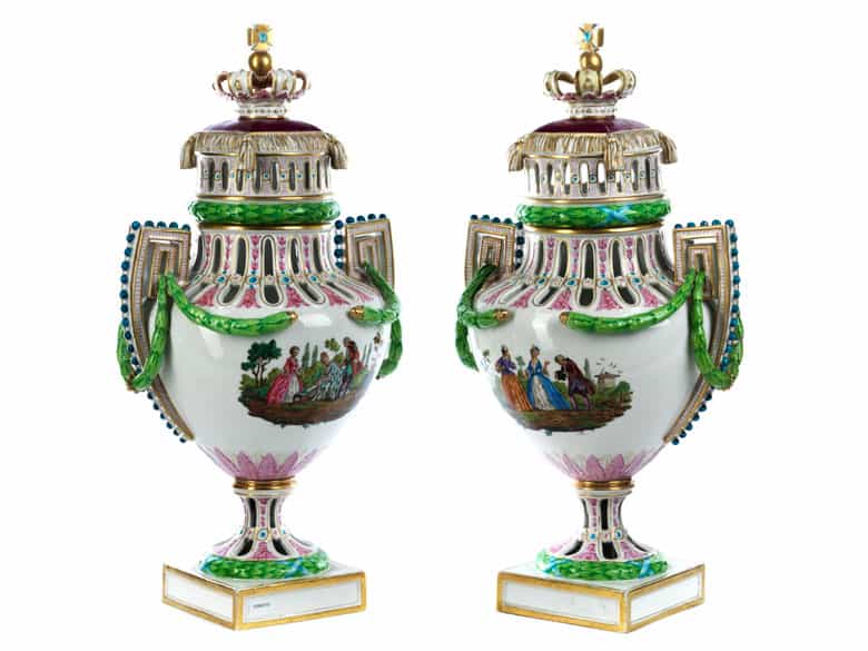 Detailabbildung: Paar große Meissener Deckelvasen im Louis XVI-Stil