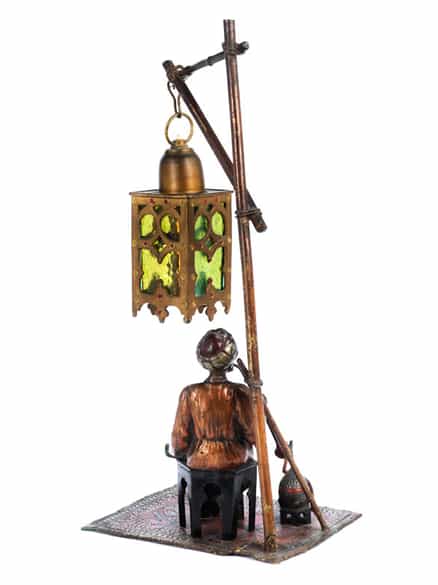 Detailabbildung: Wiener Bronze eines Rauchers unter einer Lampe