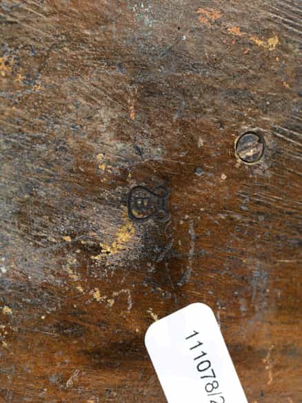 Detailabbildung: Wiener Bronze eines Rauchers unter einer Lampe