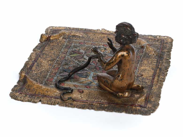 Detailabbildung: Wiener Bronze einer Schlangenbeschwörerin