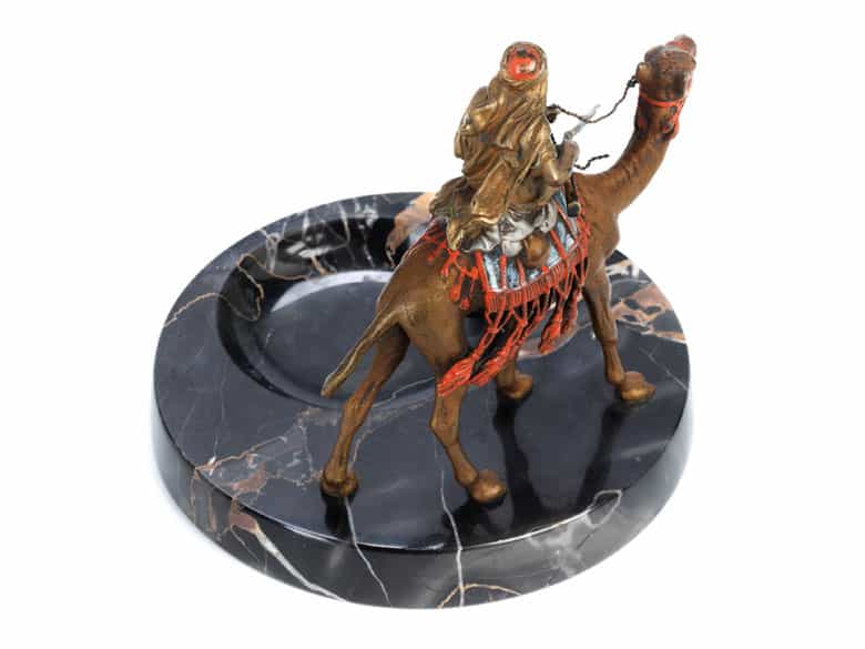 Detailabbildung: Aschenbecher mit Wiener Bronze eines orientalischen Jägers auf Kamel