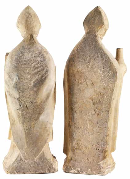 Detailabbildung: Zwei rundplastische Steinfiguren Heiliger Bischöfe