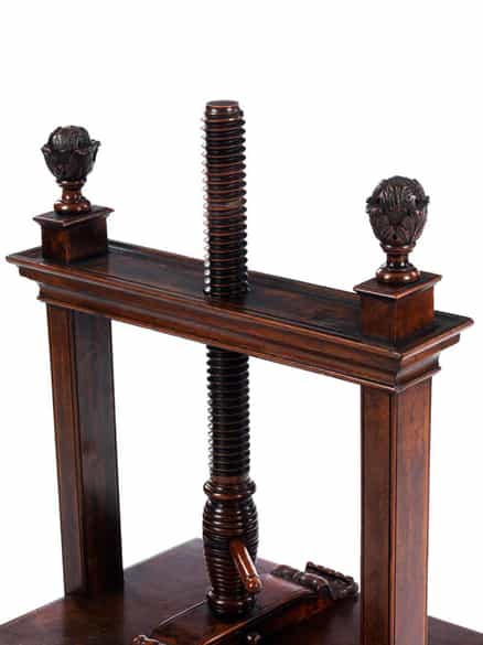 Detailabbildung: Buchpresse mit Renaissance-Dekor