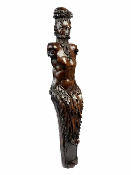 Detailabbildung: Paar Hermenpilaster mit bärtigen Gesichtern und Kappe