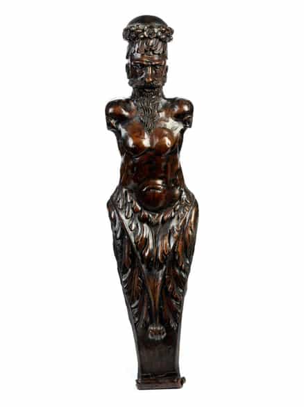 Detailabbildung: Paar Hermenpilaster mit bärtigen Gesichtern und Kappe