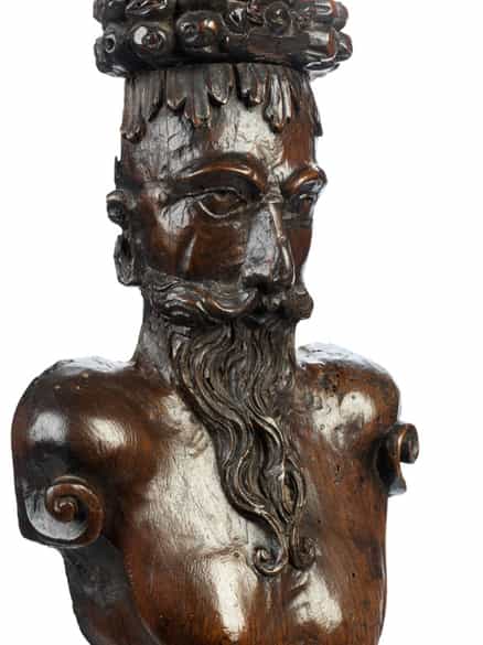 Detailabbildung: Paar Hermenpilaster mit bärtigen Gesichtern und Kappe