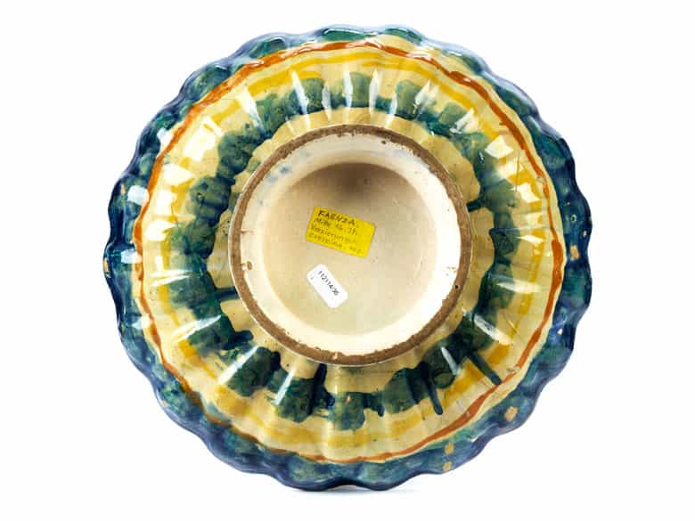 Detailabbildung: Majolika-Crespina mit Putto