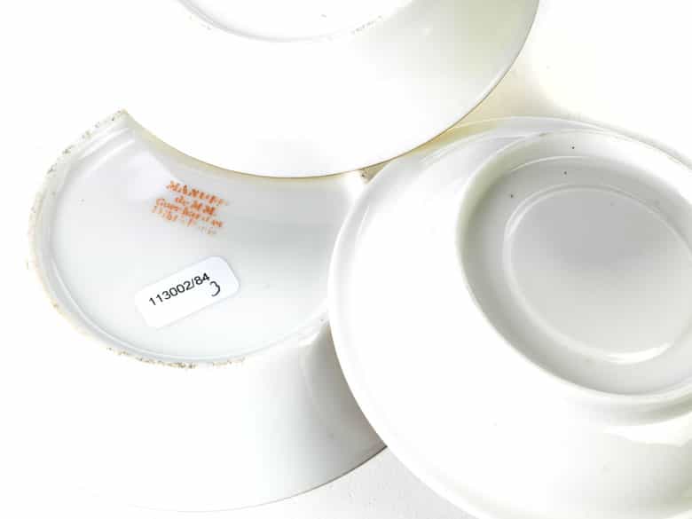 Detailabbildung: Drei Empire-Tassen mit Untertassen