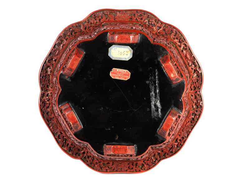 Detailabbildung: Rote Schnitzlackschale