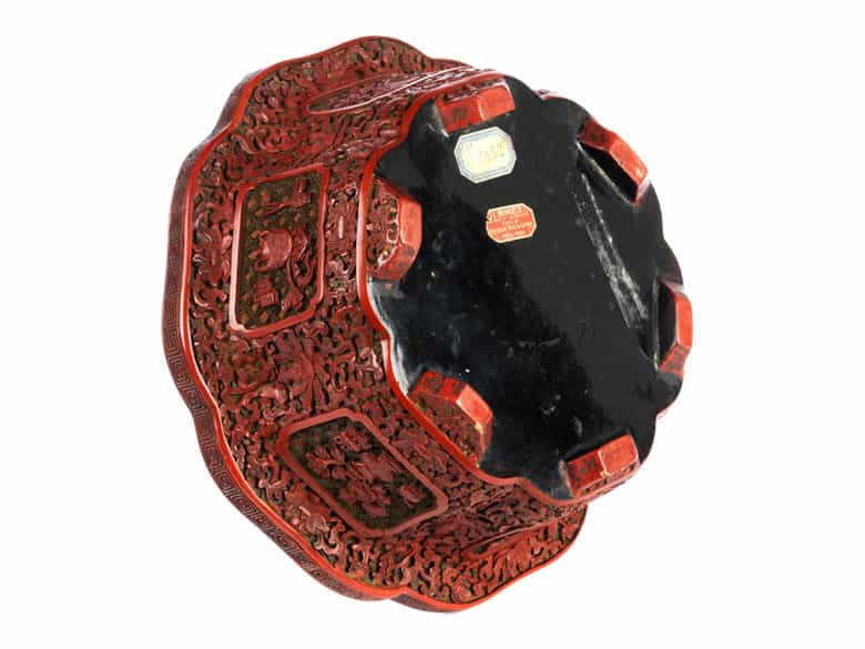 Detailabbildung: Rote Schnitzlackschale