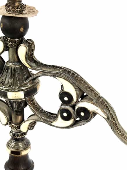 Detailabbildung: Aufwändig gearbeiteter Kerzenhalter in Zedernholz