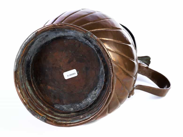 Detailabbildung: Große birnenförmige Kupferkanne