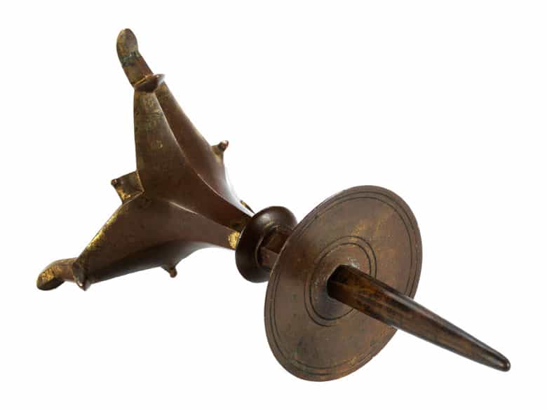 Detailabbildung: Tischkerzenleuchter im gotischen Stil