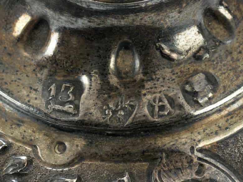 Detailabbildung: Silberpokal mit Personifikation Amerikas