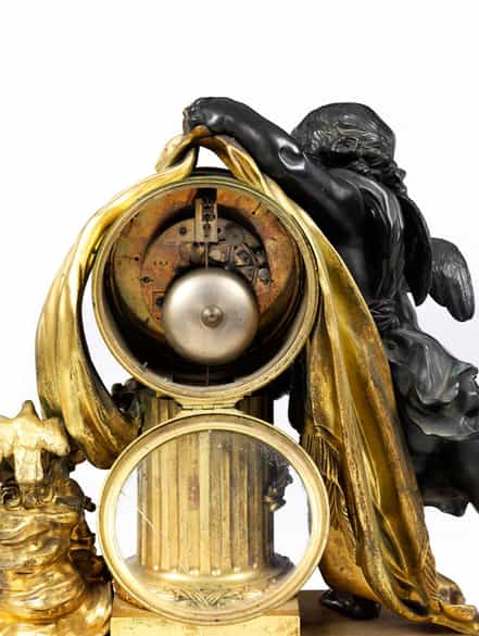 Detailabbildung: Große Louis XVI-Kaminuhr