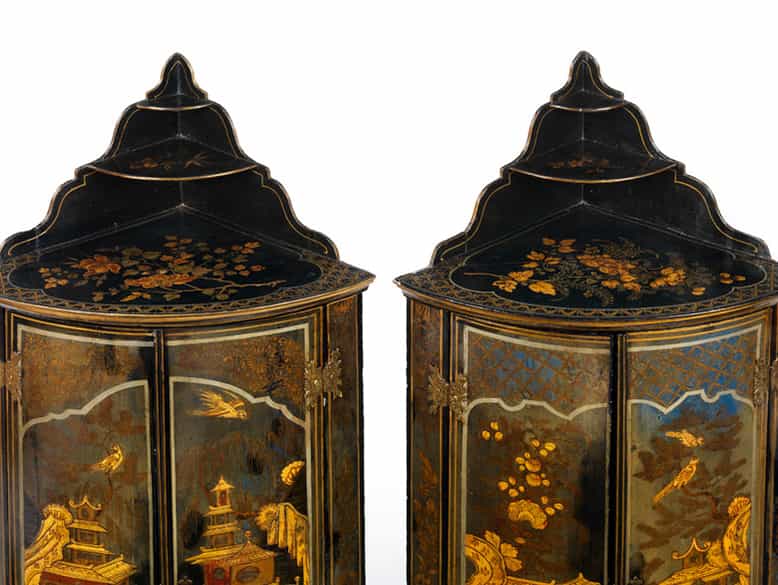 Detailabbildung: Paar Louis XV-Encoignuren mit Lackdekor
