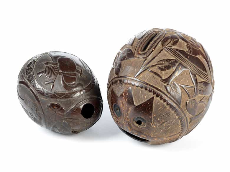 Detailabbildung: Zwei beschnitzte Kokosnüsse