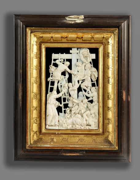 Detailabbildung: Elfenbein-Reliefschnitzerei mit Darstellung der Kreuzabnahme Christi in vergoldetem Kastenrahmen
