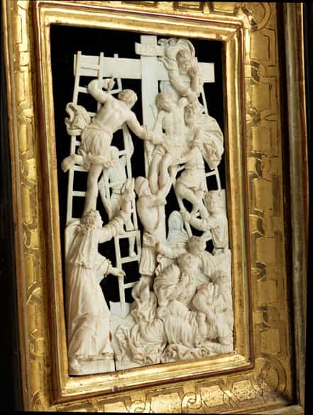 Detailabbildung: Elfenbein-Reliefschnitzerei mit Darstellung der Kreuzabnahme Christi in vergoldetem Kastenrahmen