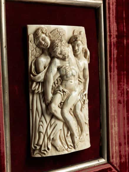 Detailabbildung: Elfenbeinhochrelief mit Darstellung der Aufnahme Christi durch zwei Engel