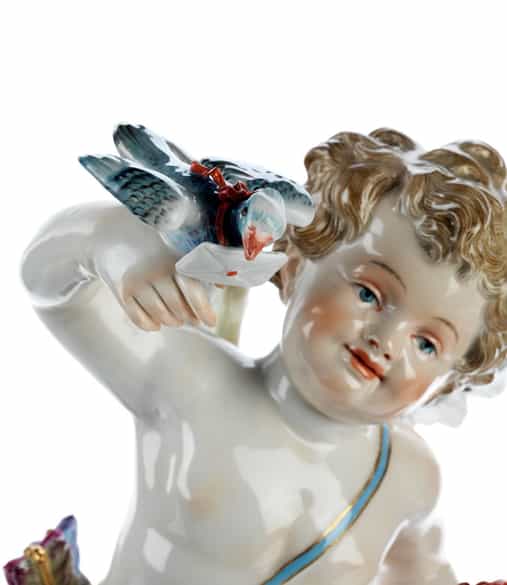 Detailabbildung: Großer Meissener Amor mit Liebestaube