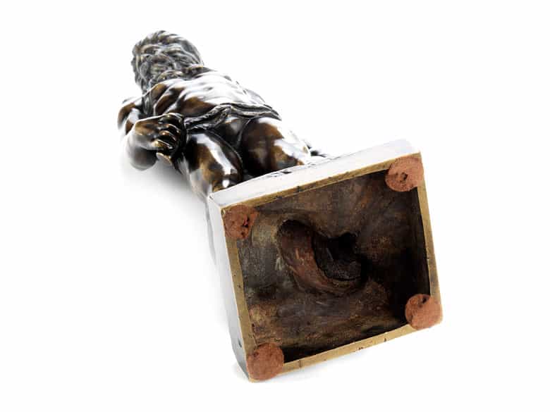 Detailabbildung: Bronzefigur des Meeresgottes Neptun mit Delfin