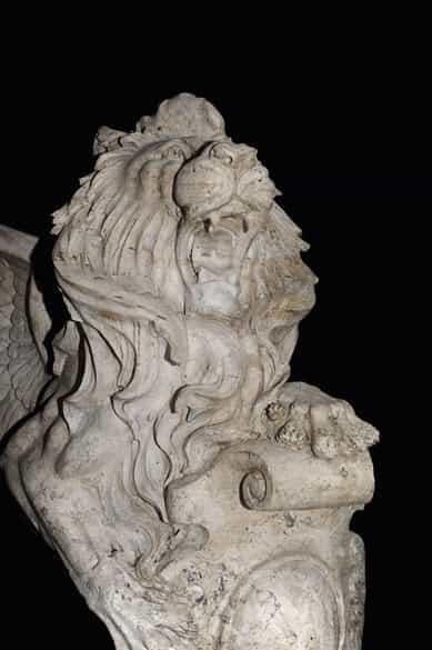 Detailabbildung: Ein Paar sehr große Travertinlöwen