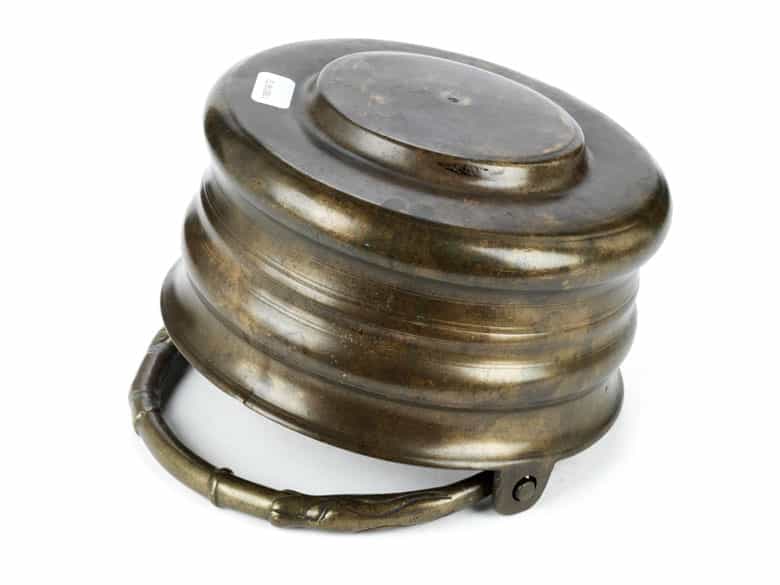 Detailabbildung: Früher Weihwasserkessel