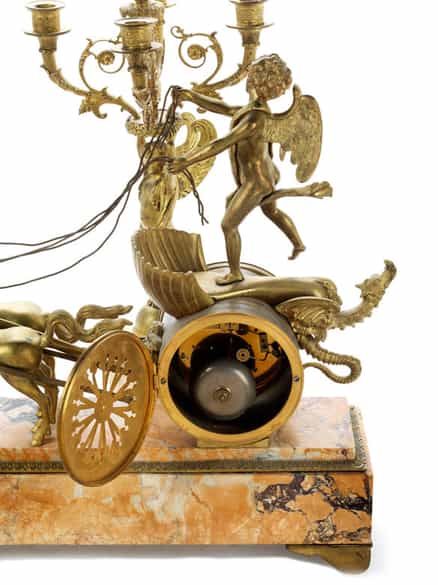 Detailabbildung: Klassizistisches Kaminuhr-Ensemble