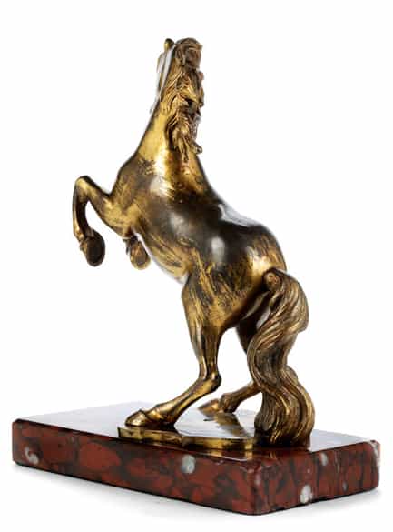 Detailabbildung: Springendes Bronzepferd
