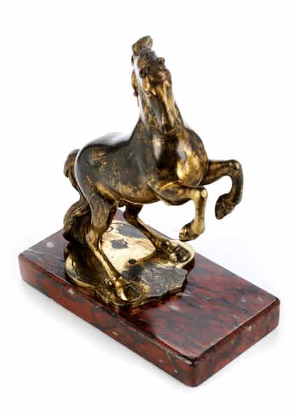 Detailabbildung: Springendes Bronzepferd