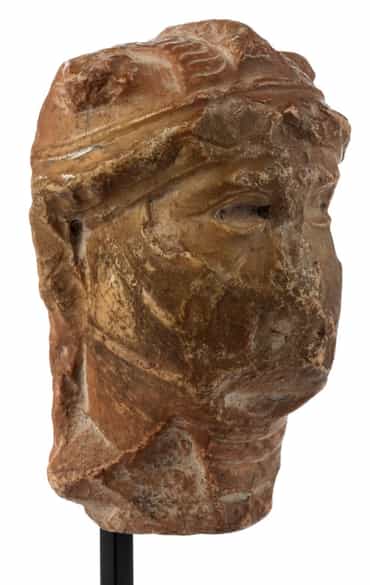 Detailabbildung: Kleiner Marmorkopf eines behelmten barbarischen Kriegers oder Feldherren