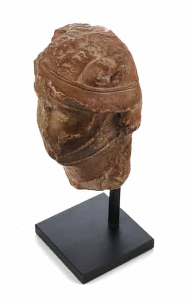 Detailabbildung: Kleiner Marmorkopf eines behelmten barbarischen Kriegers oder Feldherren