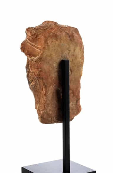 Detailabbildung: Kleiner Marmorkopf eines behelmten barbarischen Kriegers oder Feldherren