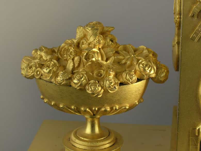 Detailabbildung: Feuervergoldete französische Kaminuhr von Michelez, Paris