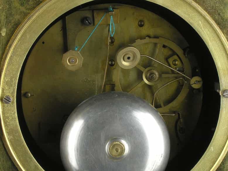 Detailabbildung: Feuervergoldete französische Kaminuhr von Michelez, Paris