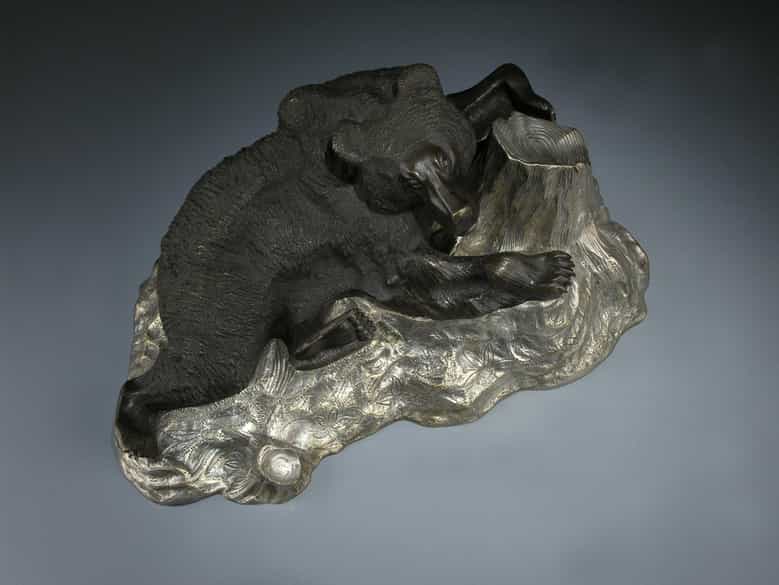 Detailabbildung: Große Figur eines sibirschen Bären auf Rasensockel mit Baumstumpf