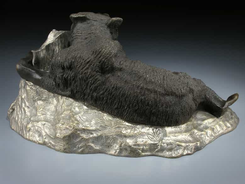 Detailabbildung: Große Figur eines sibirschen Bären auf Rasensockel mit Baumstumpf