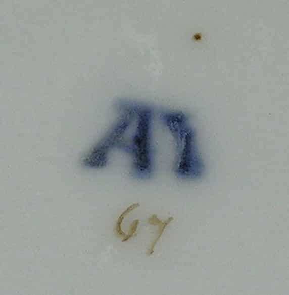 Detailabbildung: Zwei Tassen und Untertassen