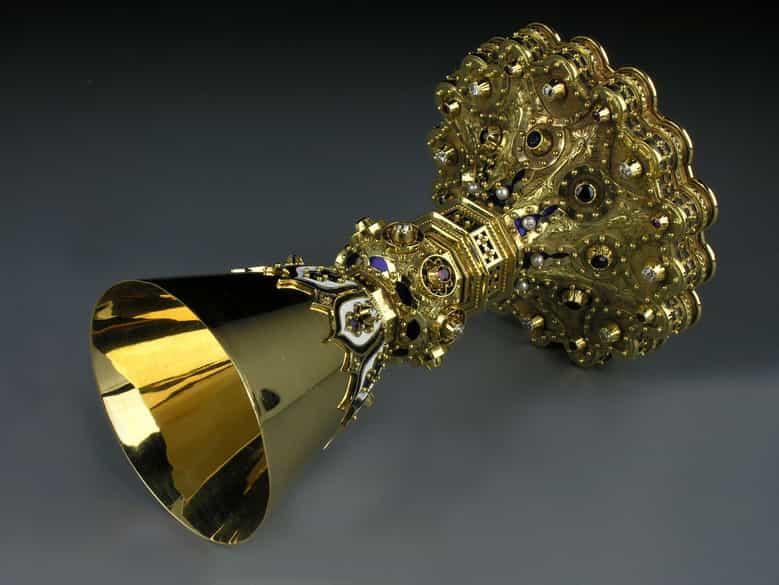 Detailabbildung: Prunkvoll gestalteter Weinkelch in Gold, mit Brillanten, Rubinen, Saphiren und Zuchtperlen besetzt.
