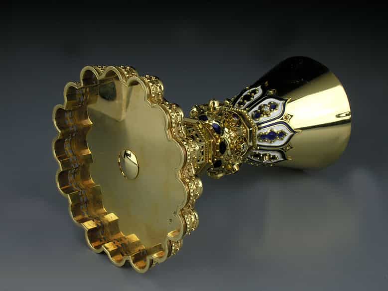 Detailabbildung: Prunkvoll gestalteter Weinkelch in Gold, mit Brillanten, Rubinen, Saphiren und Zuchtperlen besetzt.