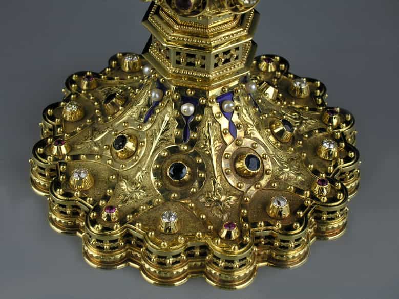 Detailabbildung: Prunkvoll gestalteter Weinkelch in Gold, mit Brillanten, Rubinen, Saphiren und Zuchtperlen besetzt.
