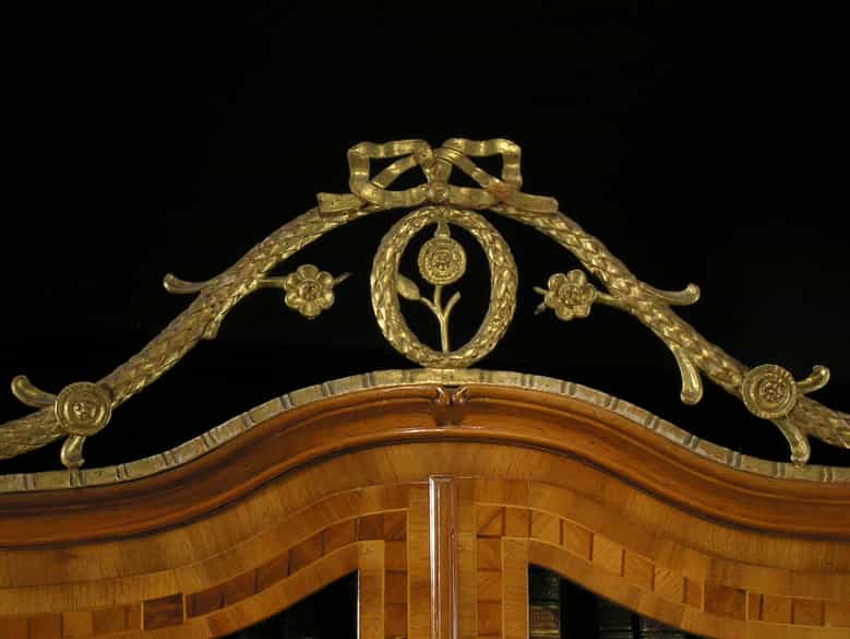 Detailabbildung: Reich gestaltete Louis-XVI-Aufsatzkommode